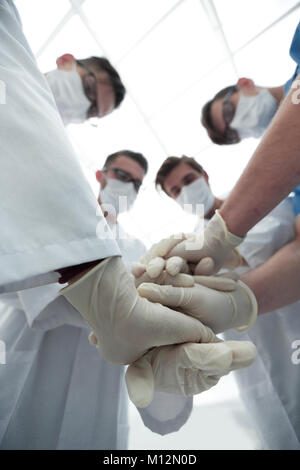 Ärzte und Krankenschwestern stapeln Hände. Stockfoto