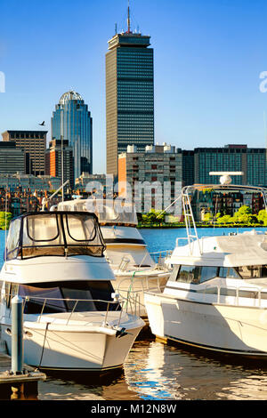 Boston Skyline entlang des Charles River mit Sportbooten im Vordergrund verankert. Sonnigen Tag mit blauem Himmel Stockfoto