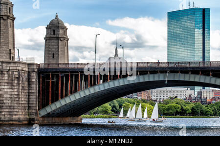 Die historische Longfellow Bridge frames Blick auf Boston und Segelboote auf dem Charles River Stockfoto