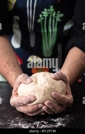 Männliche Hand Ball von Teig, backen Vorbereitung Nahaufnahme. Stockfoto