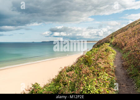 Blick vom Fuß des South West Coast Path rund um die Bucht von St Ives, Cornwall, Großbritannien Stockfoto