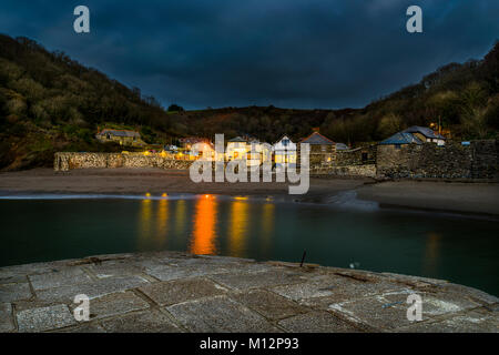 Editorial: Business Logos und privates Eigentum. Polkerris Hafen, St Austell, Cornwall, Großbritannien 23.01.2018. Moody skies eclipse das Ende des Winters Tag. Stockfoto