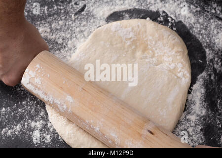 Rollen Sie den Teig, backen Vorbereitung Nahaufnahme. Stockfoto