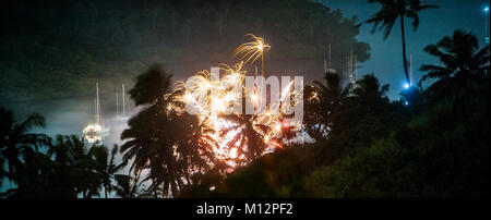 Feuerwerk am Silvester in eine kleine Bucht in der Nähe von Savusavu auf Vanua Levu in Fidschi. Stockfoto