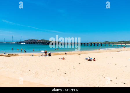 Coffs Harbour, NSW, Australien - 20 Dezember, 2017: Australische Küste sand Strand in Coffs Harbour, Australien, einer der beliebtesten Familienurlaub d Stockfoto