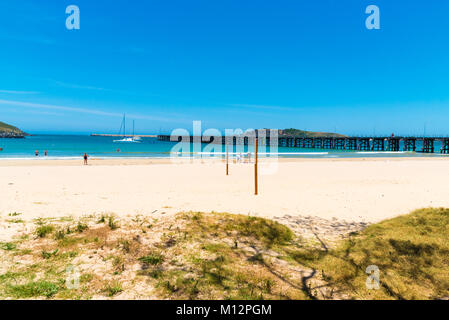 Coffs Harbour, NSW, Australien - 20 Dezember, 2017: Australische Küste sand Strand in Coffs Harbour, Australien, einer der beliebtesten Familienurlaub d Stockfoto