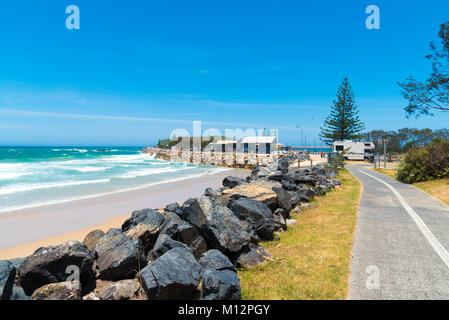 Coffs Harbour, NSW, Australien - 20 Dezember, 2017: Australische Küste zu Fuß und Sand Strand in Coffs Harbour,, einer der beliebtesten Familienurlaub d Stockfoto