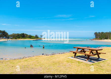 Coffs Harbour, NSW, Australien - 20 Dezember, 2017: Australische Küste sand Strand in Coffs Harbour, Australien, einer der beliebtesten Familienurlaub d Stockfoto