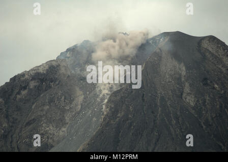 Indonesien. 24 Jan, 2018. Lavadome sind durch viskose Magma überschwänglich auf die Oberfläche brach gebildet und dann häufen sich um die Entlüftungsöffnung. Credit: Sabirin Manurung/Pacific Press/Alamy leben Nachrichten Stockfoto