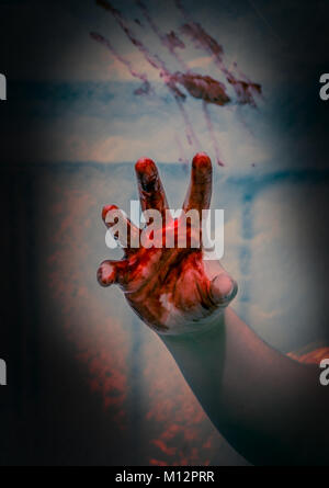 Hand ausgestreckt mit Blut bedeckt Stockfoto