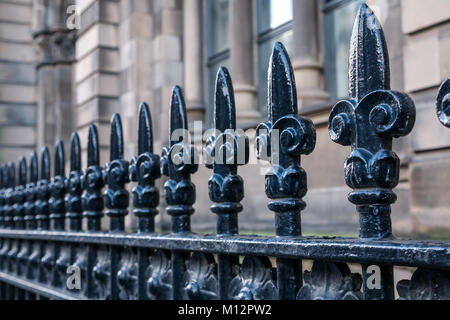 In der Nähe des Viktorianischen schwarzen gusseisernen Geländer mit Fleur de Lys Muster, Chambers Street, Edinburgh, Schottland, Großbritannien, mit führenden Linie Perspektive Stockfoto