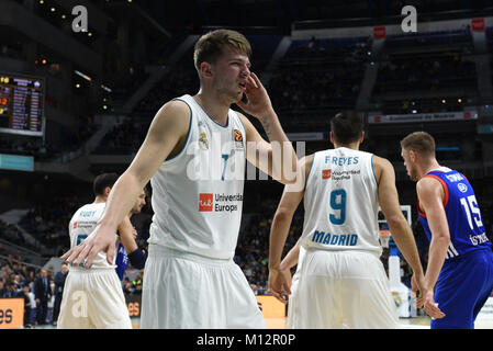 Madrid, Spanien. 25 Jan, 2018. Luca Doncic, #4 von Real Madrid Gesten während des 2017/2018 Turkish Airlines EuroLeague Saison Runde 20 Spiel zwischen Real Madrid und Anadolu Efes an WiZink Zentrum in Madrid. Credit: Jorge Sanz/Pacific Press/Alamy leben Nachrichten Stockfoto