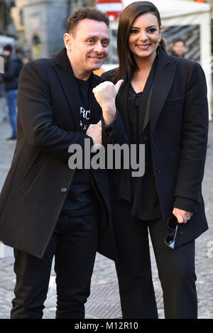 Neapel, Italien. 24 Jan, 2018. Monica Lima und Enzo Iuppariello aka Gli Arteteca während der PHOTOCALL Finalmente Sposi Credit: Paola Visone/Pacific Press/Alamy leben Nachrichten Stockfoto