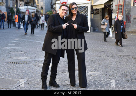 Neapel, Italien. 24 Jan, 2018. Monica Lima und Enzo Iuppariello aka Gli Arteteca während der PHOTOCALL Finalmente Sposi Credit: Paola Visone/Pacific Press/Alamy leben Nachrichten Stockfoto