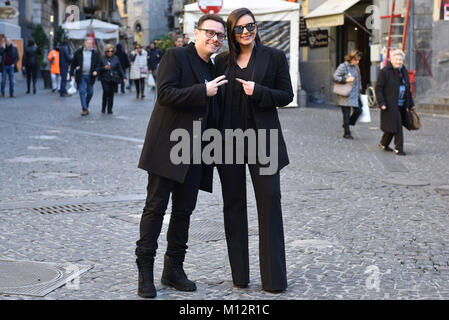 Neapel, Italien. 24 Jan, 2018. Monica Lima und Enzo Iuppariello aka Gli Arteteca während der PHOTOCALL Finalmente Sposi Credit: Paola Visone/Pacific Press/Alamy leben Nachrichten Stockfoto