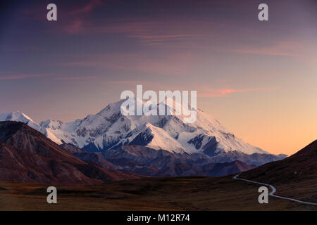 Sonnenuntergang auf Denali (ehemals Mt. McKinley) von der steinigen Hügel blicken im Denali National Park in Alaska. Stockfoto