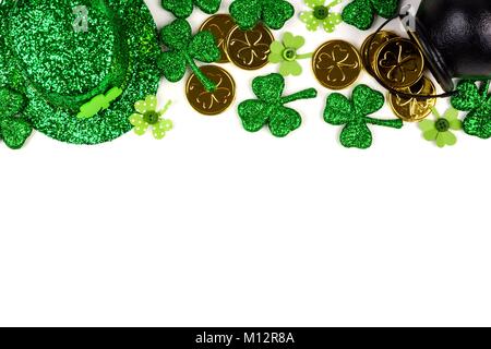 St Patricks Day oberer Rand auf weißem Hintergrund. Oben Ansicht mit Pot of Gold, Shamrocks und Leprechaun hat. Stockfoto