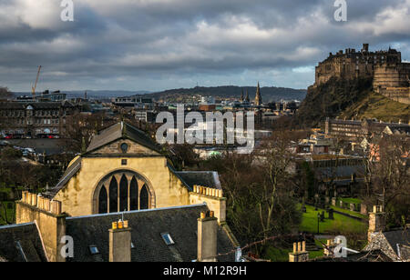 Blick von oben Der Joybergman's Kirk, Dächer, Schornstein, Töpfe, Friedhof, das Edinburgh Castle und die Skyline, Edinburgh, Schottland, Großbritannien Stockfoto