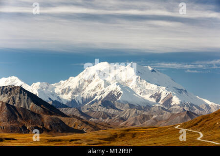 Malerischer Blick auf den Denali in der Nähe der steinigen Hügel blicken im Denali National Park in Alaska. Stockfoto