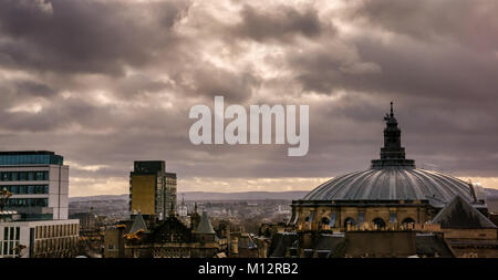 Auf dem Dach von McEwan Hall, Universität Edinburgh Graduierung Hall, und Appleton Tower, mit Moody dunklen Himmel und Licht stream, Edinburgh, Schottland, Großbritannien Stockfoto