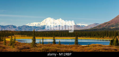 Malerischer Blick auf den Denali (ehemals Mt. McKinley) und Teich am breiten Weg entlang Parks Highway in Alaska. Stockfoto