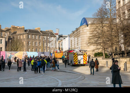 Feuerwehrfahrzeuge, die an einem Fehlalarm teilnehmen, rufen an der Potterow University of Edinburgh Students Association, Briston Square, Edinburgh, Schottland, Großbritannien Stockfoto