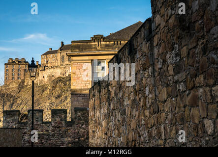 Wand- und Flodden Vennel Gasse mit Edinburgh Castle Felsvorsprung beleuchtet durch Sun im Hintergrund, Edinburgh, Schottland, Großbritannien Stockfoto