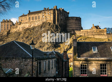 Vennel Gasse mit Edinburgh Castle Felsvorsprung beleuchtet durch Sun im Hintergrund, Edinburgh, Schottland, Großbritannien Stockfoto