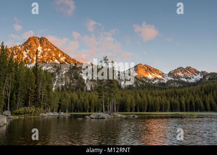 Anthony Lake und Gunsight Berg, Elkhorn Mountains, Wallowa-Whitman National Forest, östlichen Oregon, mit Familie Angeln von Forellen aus Shoreline. Stockfoto