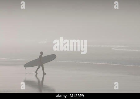 Surfer am Short Sands Beach im Oswald West State Park, nördliche Küste von Oregon. Stockfoto