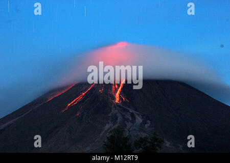 Brgy Buyoan, Legaspi, Albay City, Philippinen. Januar 25, 2018. Mt. Mayon Vulkan zeigen ihre Schönheit und Charme dieser frühen Morgen fällt mit vulkanischer Asche und Lava aus der Sicht von Legaspi, Albay Stadt. Am 25. Januar 2018. Das philippinische Institut für Vulkanologie und Seismologie (PHILVOLCS) erklärt alert Nummer 8 und breiter der Gefahrenzone 8 Kilometer Fläche nach Explosionen die weiterhin aktiv Aktivitäten des Vulkans der vergangenen Tage. Credit: PACIFIC PRESS/Alamy leben Nachrichten Stockfoto