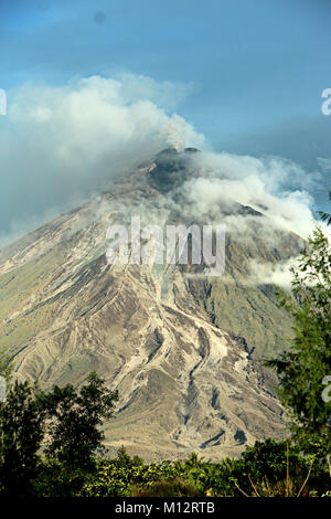 Brgy Buyoan, Legaspi, Albay City, Philippinen. Januar 25, 2018. Mt. Mayon Vulkan zeigen ihre Schönheit und Charme dieser frühen Morgen fällt mit vulkanischer Asche und Lava Flow nach Mt. Mayon Eruption am 5:15 am, die Lava und vulkanischer Lava Weg erscheint in Berg Gesicht, aus der Sicht von Daraga, Albay, Bicol am 25. Januar 2018. Das philippinische Institut für Vulkanologie und Seismologie (PHILVOLCS) erklärt alert Nummer 8 und breiter der Gefahrenzone 8 Kilometer Fläche nach Explosionen die weiterhin aktiv Aktivitäten des Vulkans der vergangenen Tage. Credit: PACIFIC PRESS/Alamy leben Nachrichten Stockfoto