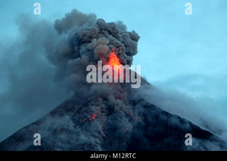 Brgy Buyoan, Legaspi, Albay City, Philippinen. Januar 25, 2018. Vulkan ihre Schönheit und Charme dieser frühen Morgen Show mit vulkanischer Asche und Lava während Mt. Mayon Eruption an 5:15 Uhr., aus der Sicht von Daraga, Albay, Bicol am 25. Januar 2018. Das philippinische Institut für Vulkanologie und Seismologie (PHILVOLCS) erklärt alert Nummer 8 und breiter der Gefahrenzone 8 Kilometer Fläche nach Explosionen die weiterhin aktiv Aktivitäten des Vulkans dieser vergangenen Tage. ividuals betroffen sind und 160 Mio. von Schäden in der Landwirtschaft la Credit: PACIFIC PRESS/Alamy leben Nachrichten Stockfoto