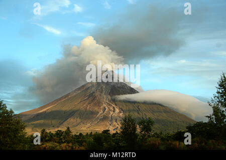 Brgy Buyoan, Legaspi, Albay City, Philippinen. Januar 25, 2018. Mt. Mayon Vulkan zeigen ihre Schönheit und Charme dieser frühen Morgen fällt mit vulkanischer Asche und Lava Flow nach Mt. Mayon Eruption am 5:15 am, die Lava und vulkanischer Lava Weg erscheint in Berg Gesicht, aus der Sicht von Daraga, Albay, Bicol am 25. Januar 2018. Das philippinische Institut für Vulkanologie und Seismologie (PHILVOLCS) erklärt alert Nummer 8 und breiter der Gefahrenzone 8 Kilometer Fläche nach Explosionen die weiterhin aktiv Aktivitäten des Vulkans der vergangenen Tage. Credit: PACIFIC PRESS/Alamy leben Nachrichten Stockfoto