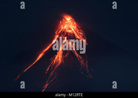 Brgy Buyoan, Legaspi, Albay City, Philippinen. Januar 25, 2018. Mt. Mayon Vulkan zeigen ihre Schönheit und Charme dieser frühen Morgen fällt mit vulkanischer Asche und Lava aus der Sicht von Legaspi, Albay Stadt. Am 25. Januar 2018. Das philippinische Institut für Vulkanologie und Seismologie (PHILVOLCS) erklärt alert Nummer 8 und breiter der Gefahrenzone 8 Kilometer Fläche nach Explosionen die weiterhin aktiv Aktivitäten des Vulkans der vergangenen Tage. Credit: PACIFIC PRESS/Alamy leben Nachrichten Stockfoto