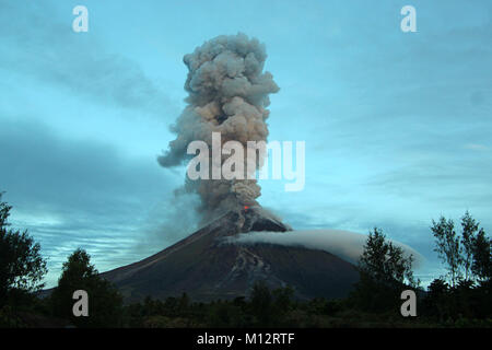 Brgy Buyoan, Legaspi, Albay City, Philippinen. Januar 25, 2018. Vulkan ihre Schönheit und Charme dieser frühen Morgen Show mit vulkanischer Asche und Lava während Mt. Mayon Eruption an 5:15 Uhr., aus der Sicht von Daraga, Albay, Bicol am 25. Januar 2018. Das philippinische Institut für Vulkanologie und Seismologie (PHILVOLCS) erklärt alert Nummer 8 und breiter der Gefahrenzone 8 Kilometer Fläche nach Explosionen die weiterhin aktiv Aktivitäten des Vulkans der vergangenen Tage. Credit: PACIFIC PRESS/Alamy leben Nachrichten Stockfoto