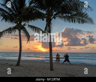 Sonnenaufgang am Strand von Grand Residences Riviera Cancun, Riviera Maya, Puerto Morelos, Quintana Roo, Yucatan, Mexiko. Stockfoto