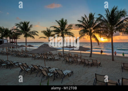 Sonnenaufgang am Strand von Grand Residences Riviera Cancun, Riviera Maya, Puerto Morelos, Quintana Roo, Yucatan, Mexiko. Stockfoto