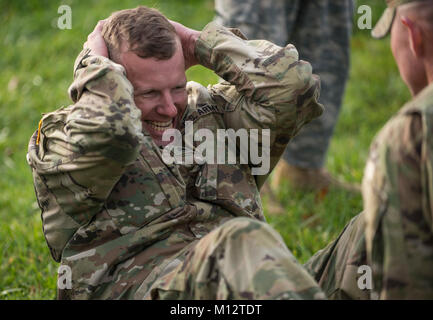 Soldaten führen eine modifizierte Armee körperliche Fitness Test während der speziellen Truppen den Befehl (Vorläufige)/73rd Truppe Befehl Brigade besten Krieger Wettbewerbe Nov. 4, 2017, am Lager Ravenna gemeinsamen militärischen Training Center, in der Nähe von Newton fällt Ohio. Soldaten wurden auf einer Vielzahl von Fähigkeiten einschließlich land Navigation getestet, Waffen und Armee wissen, mit den Siegern in der Soldat und Noncommissioned Officer Kategorien bewegen Sie sich auf der Ohio Army National Guard BWC am 24. Maerz geplant am Defense Supply Center Columbus. (Ohio National Guard Stockfoto