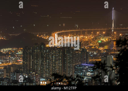 Dichten high rise Apartments in Kowloon Halbinsel Blick von Beacon Hill am Abend, Hong Kong Stockfoto