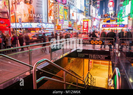 Der Eingang befindet sich in der Nähe der U-Bahn Station am Time Square bei Nacht in New York City Stockfoto