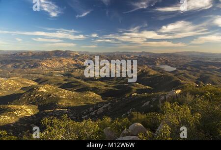 Landschaftlich reizvolle Luftlandschaftsansicht östlicher San Diego County entfernte Baja California Peninsula Horizont Mexiko grenzt an den Gipfel des Iron Mountain in Poway Stockfoto