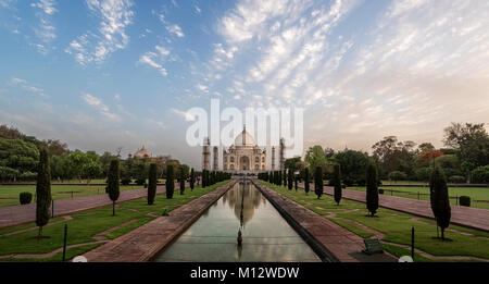 Schöne Reflexion des Taj Mahal in den frühen Morgenstunden nach Sonnenaufgang, Agra, Indien Stockfoto