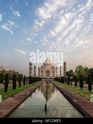 Schöne Reflexion des Taj Mahal in den frühen Morgenstunden nach Sonnenaufgang, Agra, Indien Stockfoto