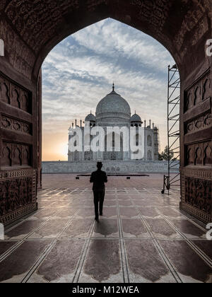 Touristische Aufwachen aus dem Gebet Grab zu anderen Spots inside Taj Mahal, Agra, Indien besuchen Stockfoto