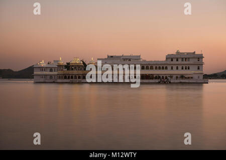 Die atemberaubende Jag Niwas Lake Palace Hotel auf dem Pichola-see, Udaipur, Rajasthan, Indien Stockfoto