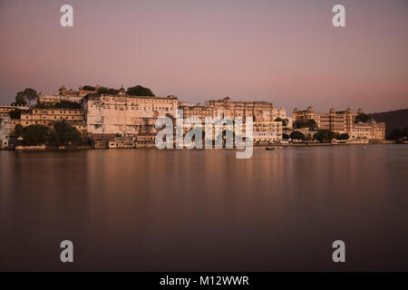 Die majestätische Stadt Palast auf See Pichola, Udaipur, Rajasthan, Indien Stockfoto