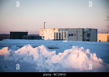 Flieger von der 179th Airlift Wing sicher übertragen Munition aus der Munition Storage Area hier der 200 RED HORSE Squadron, Camp Perry, Ohio, 18.01.2018. Die 179 AW Sicherheit Büro anwesend war für den Transport der Munition, um sicherzustellen, dass die Mitglieder mit der Politik und Richtlinien für die Gewährleistung der Sicherheit der Mitglieder während der Übertragung-konform sind. (U.S. Air National Guard Stockfoto