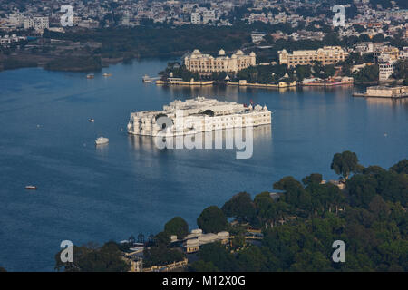 Die atemberaubende Jag Niwas Lake Palace Hotel auf dem Pichola-see, Udaipur, Rajasthan, Indien Stockfoto