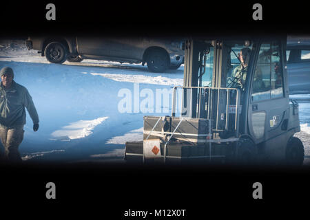 Senior Airman Gregory Butler spots Master Sgt. Adam Hobson während der Übertragung von Munition an der 179th Airlift Wing 18.01.2018. Die 179 AW Sicherheit Büro anwesend war für den Transport der Munition, um sicherzustellen, dass die Mitglieder mit der Politik und Richtlinien für die Gewährleistung der Sicherheit der Mitglieder während der Übertragung-konform sind. (U.S. Air National Guard Stockfoto